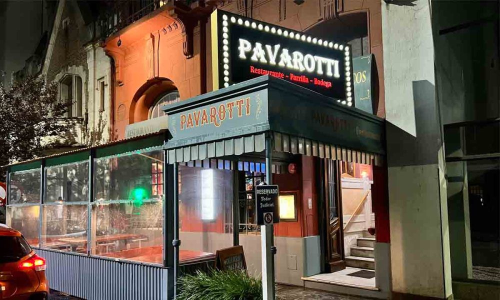 Frente del restaurante Pavarotti en Bahía Blanca de noche